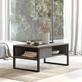 Table basse industrielle “VALENCE” en bois gris et acier noir 100x60 cm, design moderne avec plateau épais 18 mm, parfaite pour salon contemporain.